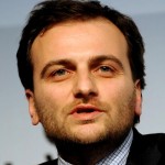 Daniele Bellasio, giornalista, è social media editor del Sole 24 Ore. Laureato in Giurisprudenza, ha iniziato la carriera al Foglio, come correttore bozze. - 1171_T7nVo