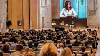 il pubblico in sala all'auditorium di San Francesco al prato durante un evento dell'edizione 2022 del Festival Internazionale del Giornalismo