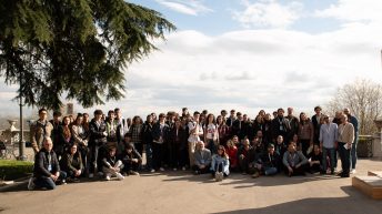 Foto dei volontari e dello staff di IJF23, davanti alla panoramica dei giardini Carducci (Perugia)