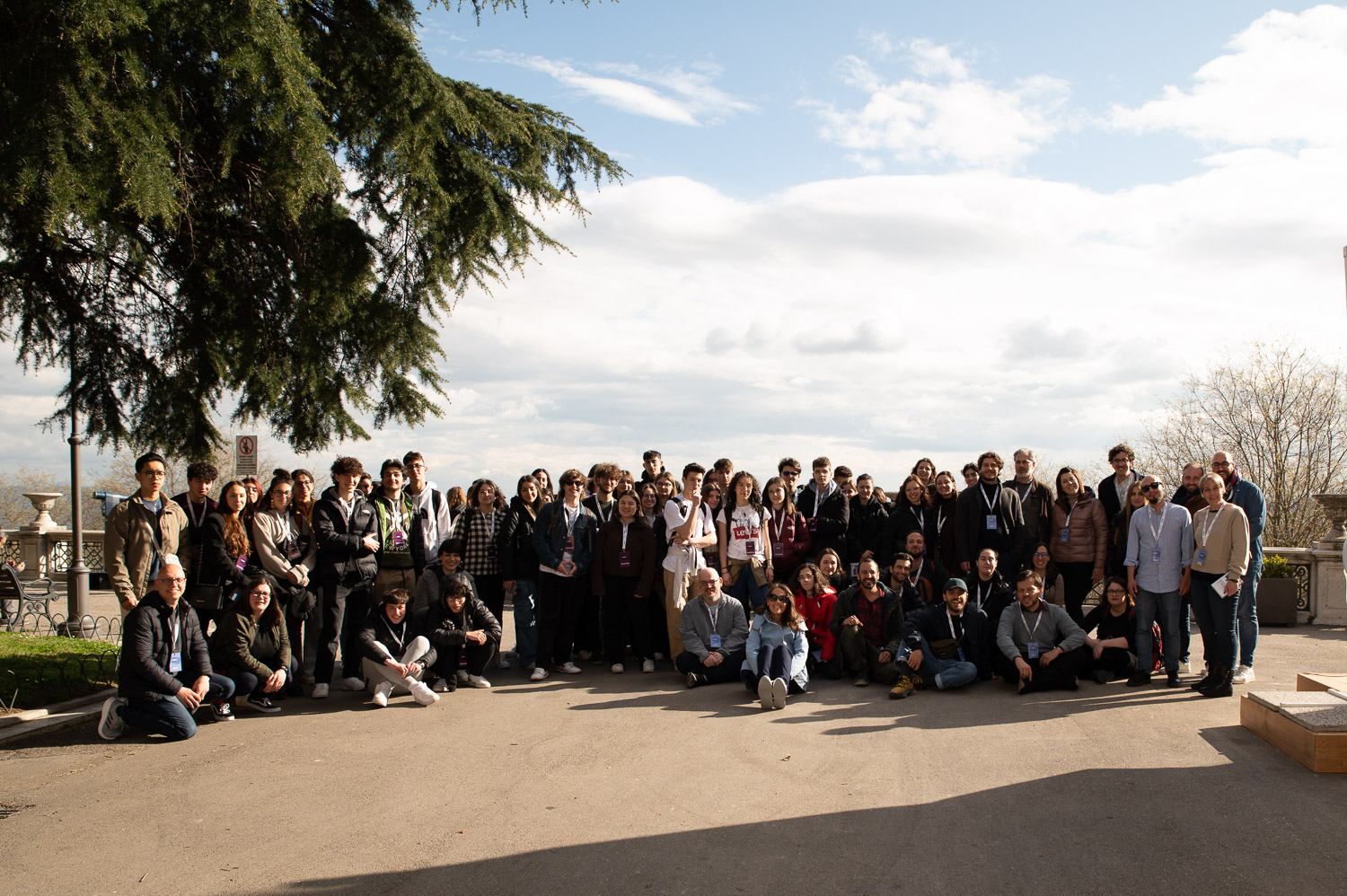 Foto dei volontari e dello staff di IJF23, davanti alla panoramica dei giardini Carducci (Perugia)